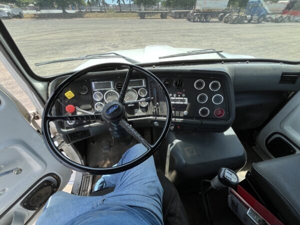 1995 Ford L8000 service truck - Image 23