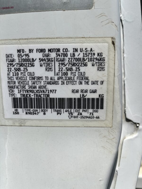 1995 Ford L8000 service truck - Image 25