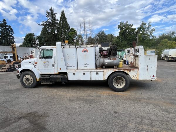 2000 International 4900 Lube Truck - Image 2