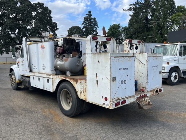 2000 International 4900 Lube Truck - Image 3