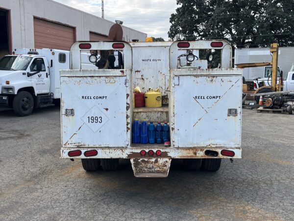 2000 International 4900 Lube Truck - Image 8