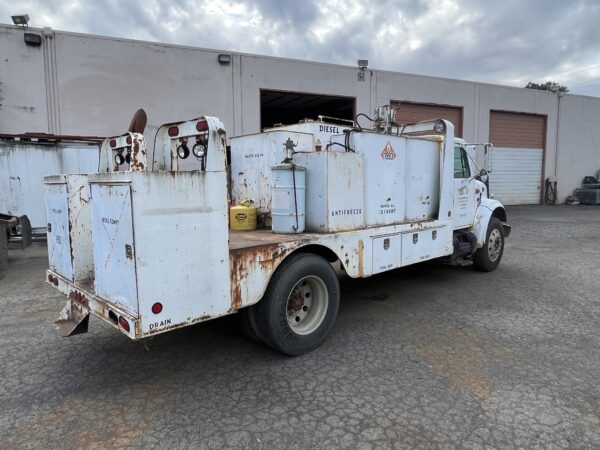 2000 International 4900 Lube Truck - Image 7