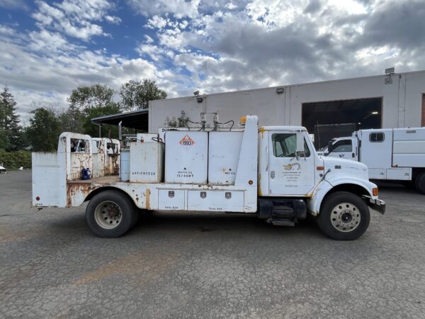 2000 International 4900 Lube Truck - Image 6