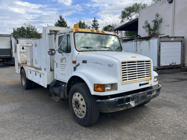2000 International 4900 Lube Truck - Image 5
