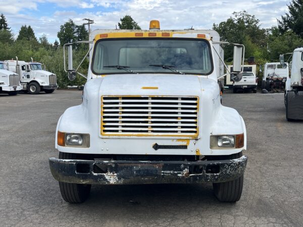 2000 International 4900 Lube Truck - Image 4