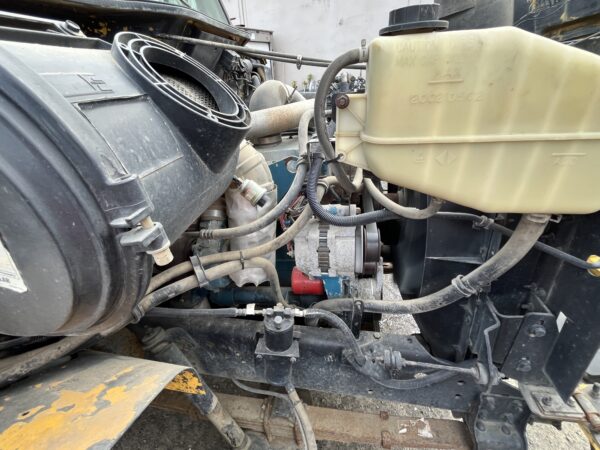 2000 International 4900 Lube Truck - Image 10