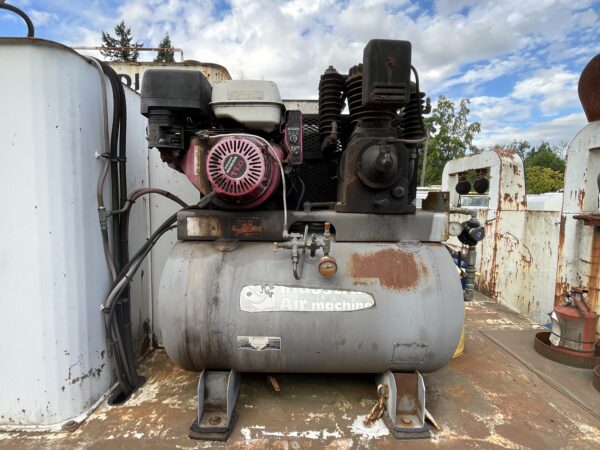 2000 International 4900 Lube Truck - Image 14
