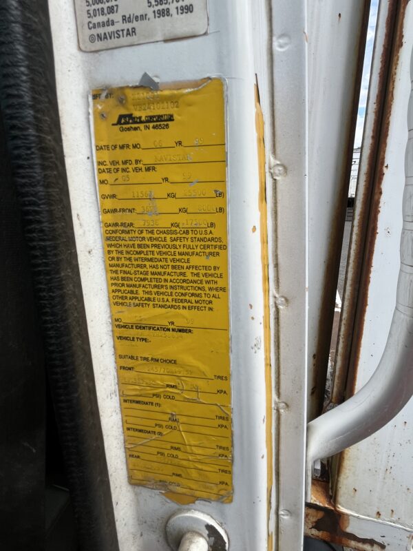 2000 International 4900 Lube Truck - Image 15