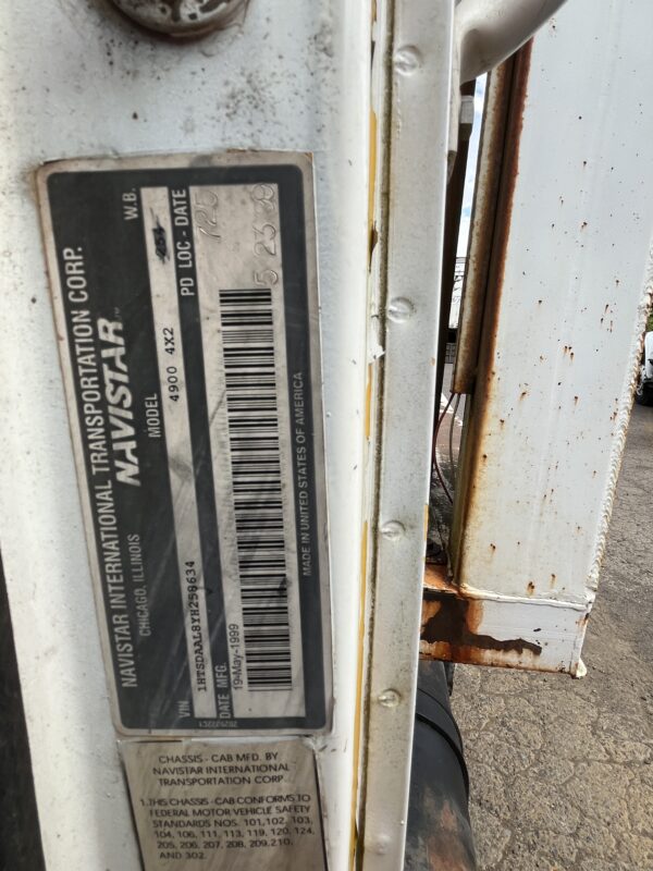 2000 International 4900 Lube Truck - Image 16