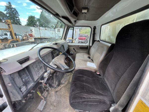 2000 International 4900 Lube Truck - Image 17