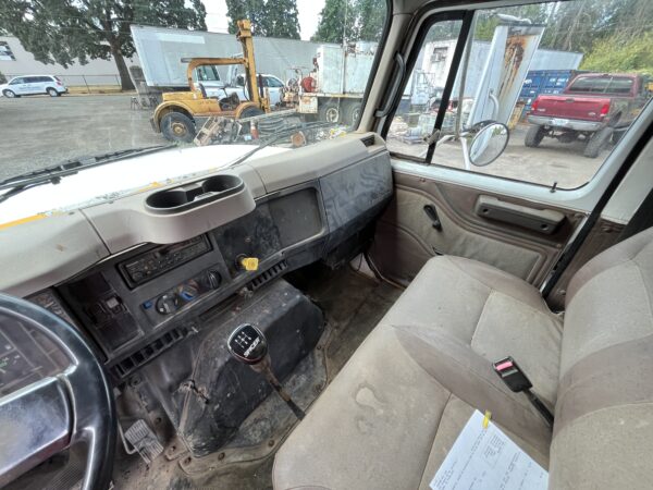 2000 International 4900 Lube Truck - Image 18