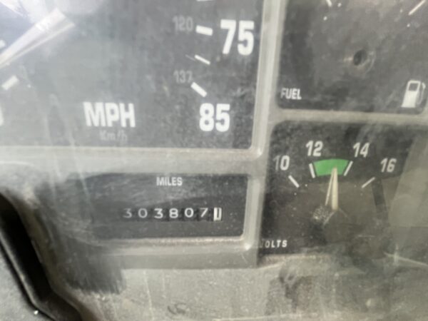 2000 International 4900 Lube Truck - Image 20
