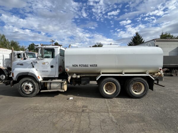 1995 Ford LTA9000 Water Truck - Image 4