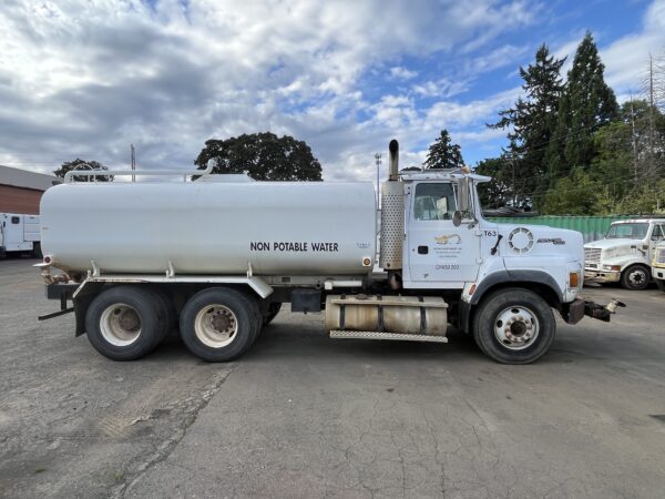 1995 Ford LTA9000 Water Truck - Image 5