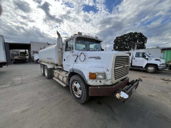 1995 Ford LTA9000 Water Truck - Image 2