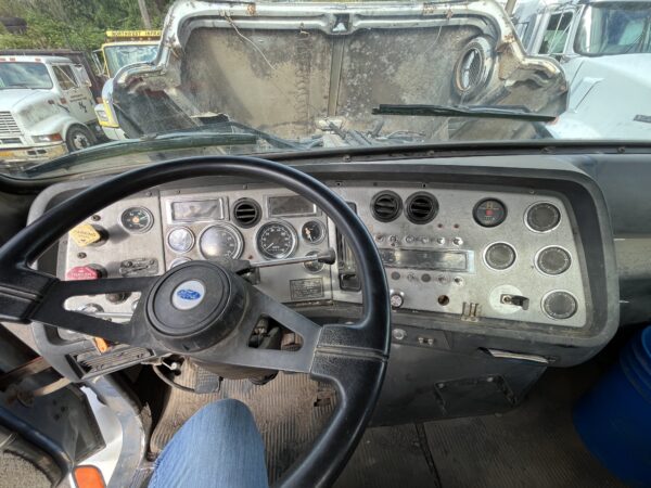 1995 Ford LTA9000 Water Truck - Image 12